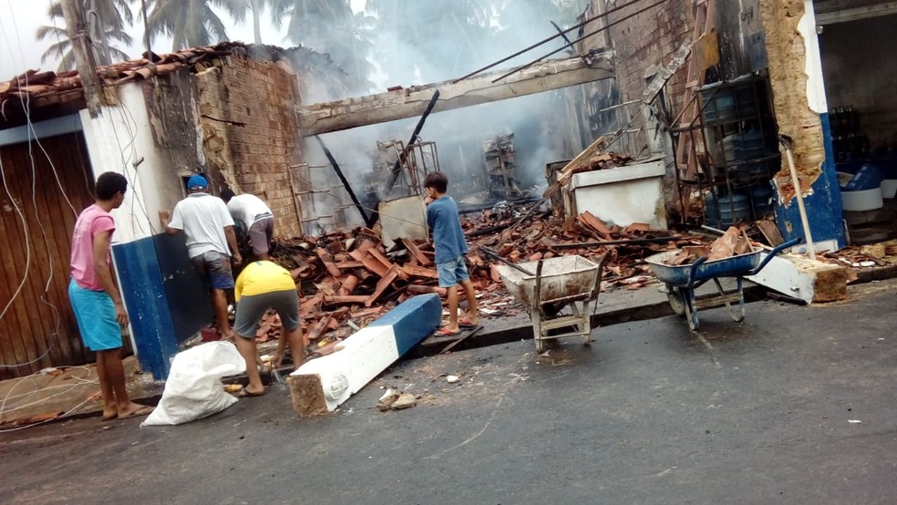 Mercadinho ficou completamente destruÃ­do com as chamas â Foto: Ascom/Bombeiros