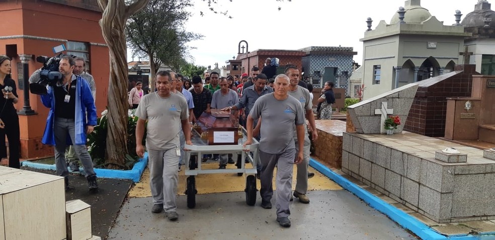 Corpo do aluno Caio Oliveira é enterrado em Suzano — Foto: Bárbara Muniz Vieira/G1