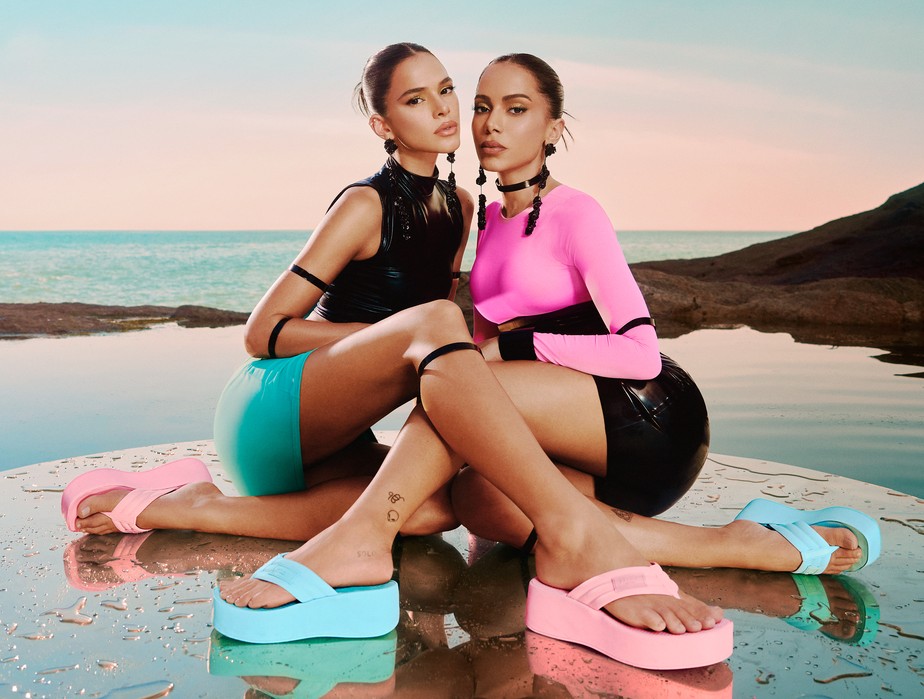 Anitta e Bruna Marquezine em campanha de coleção de verão do Alto Verão Brizza