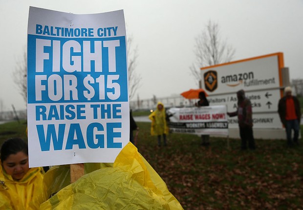 Protesto em 2015 em Baltimore por salários maiores na Amazon. Pedido foi atendido pela empresa, que paga um salário mínimo duas vezes maior que o exigido nos Estados Unidos (Foto: Win McNamee/Getty Images)