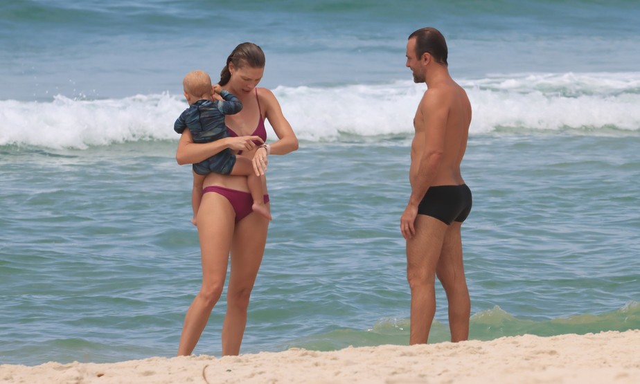 Roger Flores e Betina Schmidt com Tom na Praia da Barra da Tijuca, no Rio