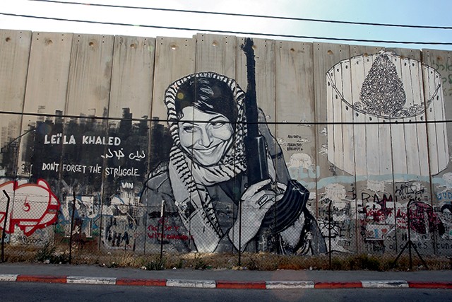 Mural de Leila Khaled no centro da Cisjordânia (Foto: Getty Images)