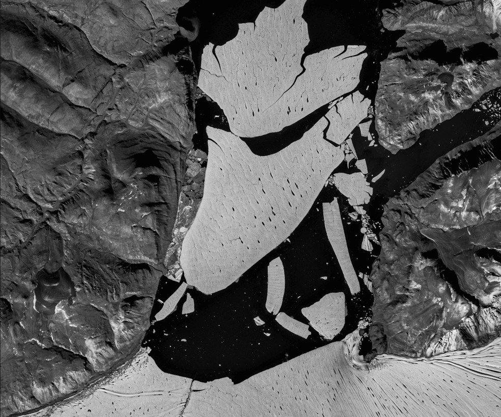Imagem de satélite mostra um enorme pedaço de gelo que se soltou da geleira Spalte, no nordeste da Groenlândia, no início de agosto de 2020 — Foto: EU Copernicus; GEUS/Divulgação via Reuters
