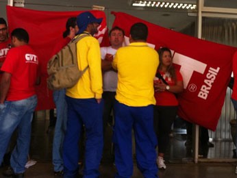 Funcionários dos Correios em greve fecham sede da empresa no DF (Foto: Willian de Farias/G1)