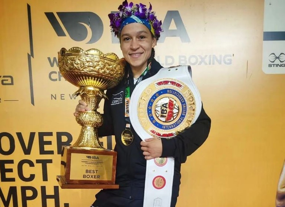 Bia Ferreira exibe troféu, medalha e cinturão conquistados no Mundial de Nova Deli