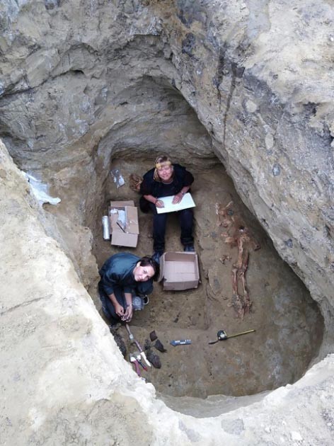 Restos mortais da guerreira foram encontrados em uma tumba familiar (Foto: North Caucasus united archaeology)