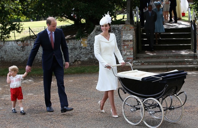 KING'S LYNN, ENGLAND - JULY 05:  Catherine, Duchess of Cambridge, Prince William, Duke of Cambridge, Princess Charlotte of Cambridge and Prince George of Cambridge leave the Church of St Mary Magdalene on the Sandringham Estate for the Christening of Prin (Foto: Getty Images)