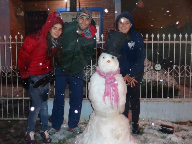Em Mallet, um grupo fez um boneco de neve  (Foto: Cleverson Firman de Lima / VC no G1)