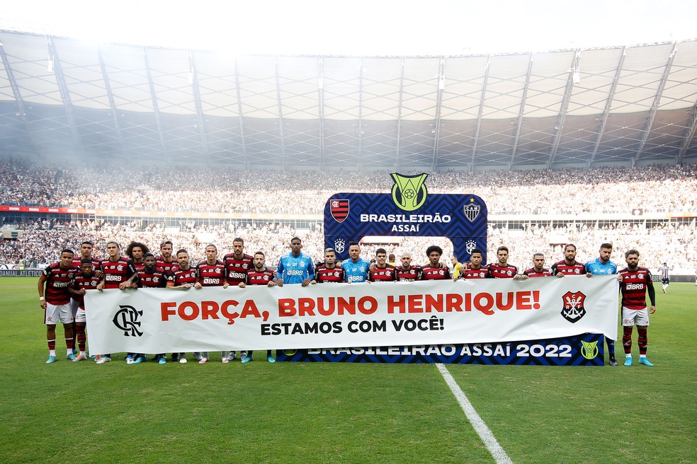 Time do Flamengo entra com faixa em homenagem a Bruno Henrique — Foto: Gilvan de Souza/Flamengo