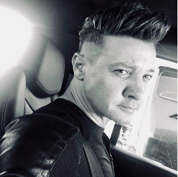 Jeremy Renner posta foto de bastidores e confirma volta de 