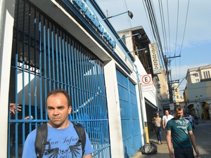 O frentista Raimundo Luiz Borges da Paz na frente da previdência social em Campinas (SP) (Foto: Marina Ortiz/ G1)