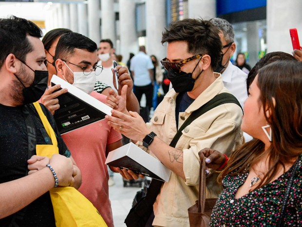 Junior Lima é tietado em aeroporto (Foto: Webert Belicio/AgNews)