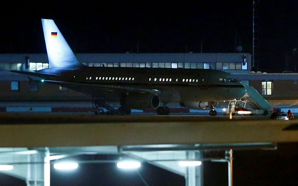 O avião que levaria a primeira-ministra alemã Angela Merkel para Buenos Aires, um Airbus A340, é visto na pista do aeroporto de Colônia, após ser forçado a retornar à Alemanha por problemas técnicos, na quinta-feira (29) — Foto: Reuters/Thilo Schmuelgen