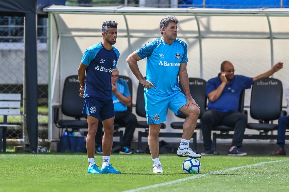Renato Gaúcho e Léo Loura durante treino do Grêmio — Foto: Lucas Uebel / Grêmio, DVG