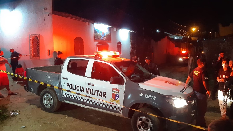 Crime aconteceu na Rua Dr Amaro Ienaga, no bairro Pajuçara, na noite desta segunda-feira (6).  — Foto: Sérgio Henrique Santos / Intertv Cabugi