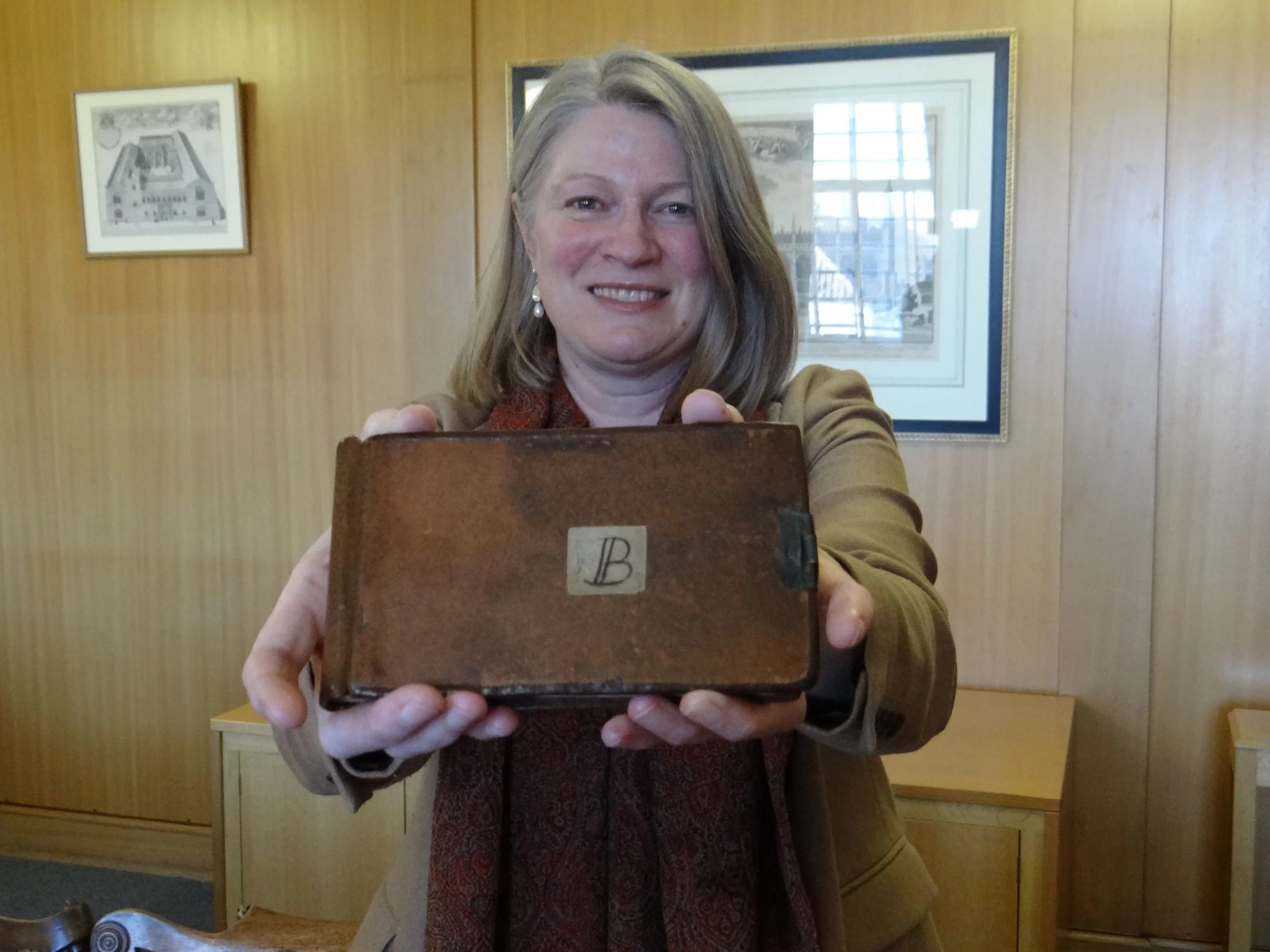 Jessica Gardner, bibliotecária da Universidade de Cambridge, com o caderno B de Charles Darwin contendo o esboço da Árvore da Vida (Foto:  Stuart Roberts)
