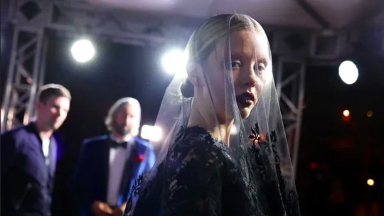 Atriz Mia Goth lamenta preconceito do Oscar com filmes de terror