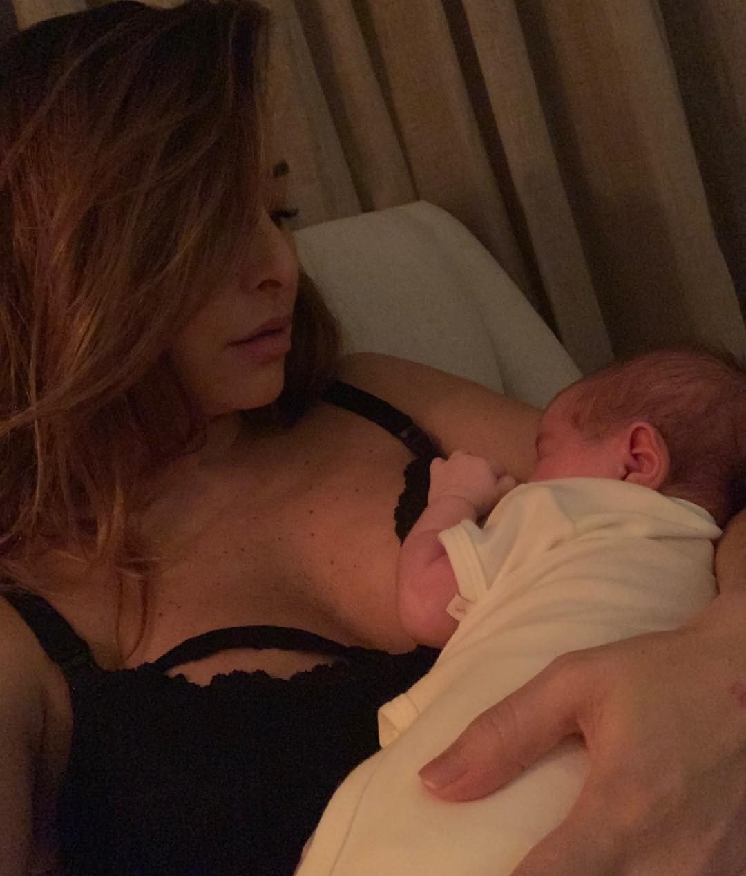 Sabrina amamentando a filha na madrugada (Foto: Reprodução/ Instagram)