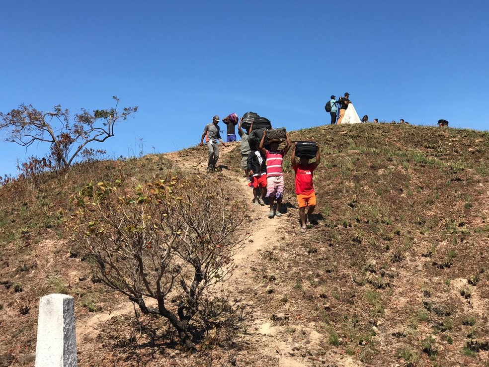 Imigrantes continuam atravessando a fronteira do Brasil com a Venezuela pelas rotas clandestinas na manhã deste domingo. — Foto: Alan Chaves/G1 RR
