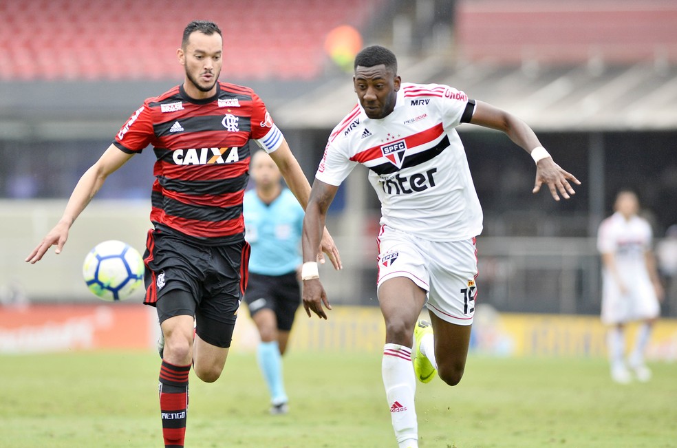Gonzalo Carneiro ganhou a vaga de NenÃª no SÃ£o Paulo â€” Foto: Marcos Ribolli