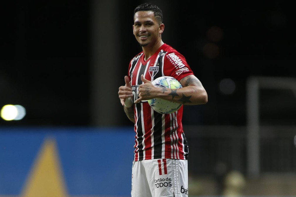 Luciano marca dois gols na vitória do São Paulo contra o Bahia  — Foto: Miguel Schincariol / saopaulofc.net