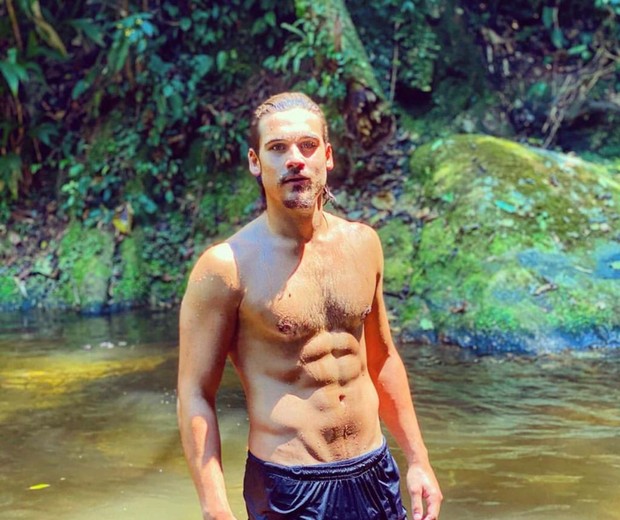 Nicolas Prattes relaxa em banho de rio (Foto: Reprodução/Instagram)