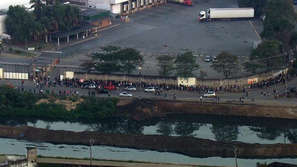 Fila para oportunidades de emprego em depósito de supermercado em Acari — Foto: Reprodução/TV Globo
