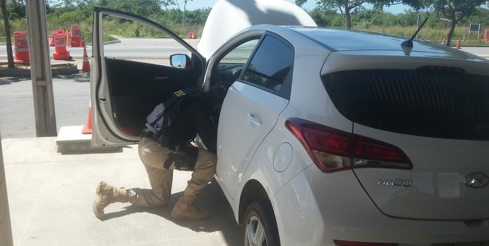 Foragido da Justiça estava dentro de um carro roubado  (Foto: Divulgação/PRF)
