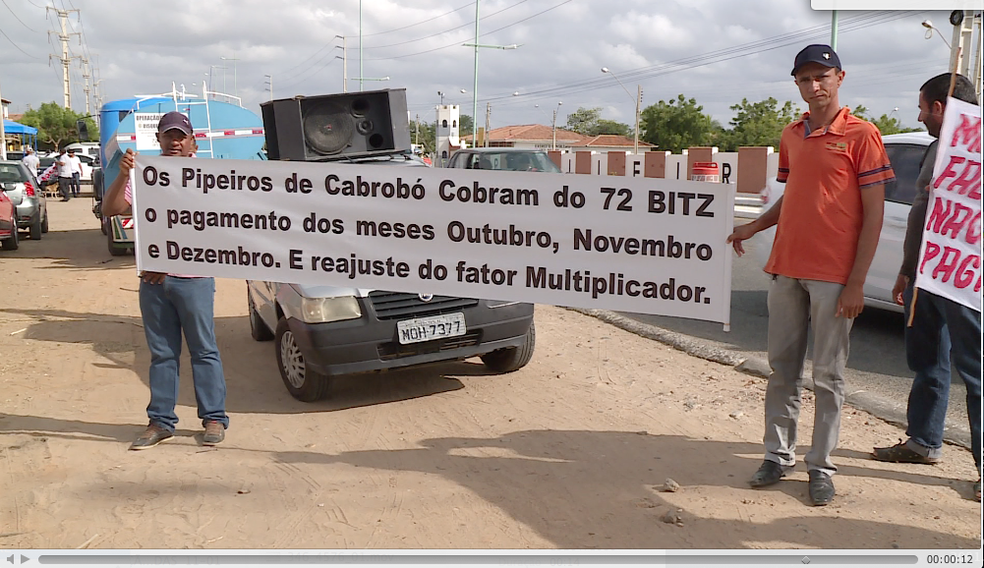 Pipeiros cobram pagamentos atrasados em Petrolina (Foto: Reprodução/ TV Grande Rio)