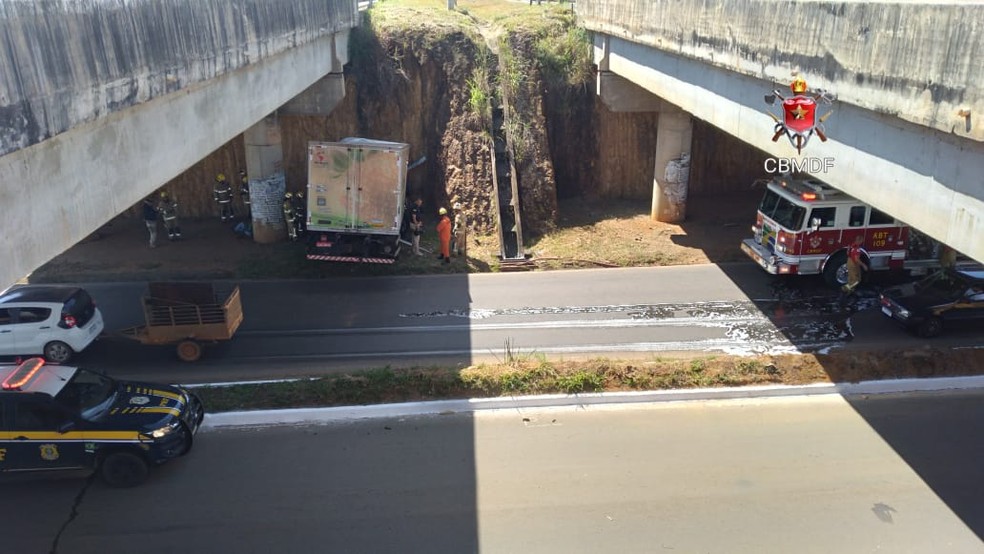 Caminhão cai de viaduto na BR-020, em Planaltina, no DF — Foto: Corpo de Bombeiros/Divulgação