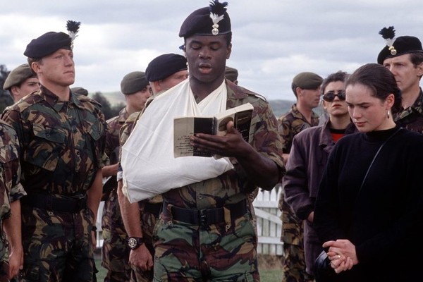 O ator Jerome Flynn e a atriz Lena Headey em cena da série de TV britânica Soldier, Soldier, lançada em 1993 (Foto: Reprodução)