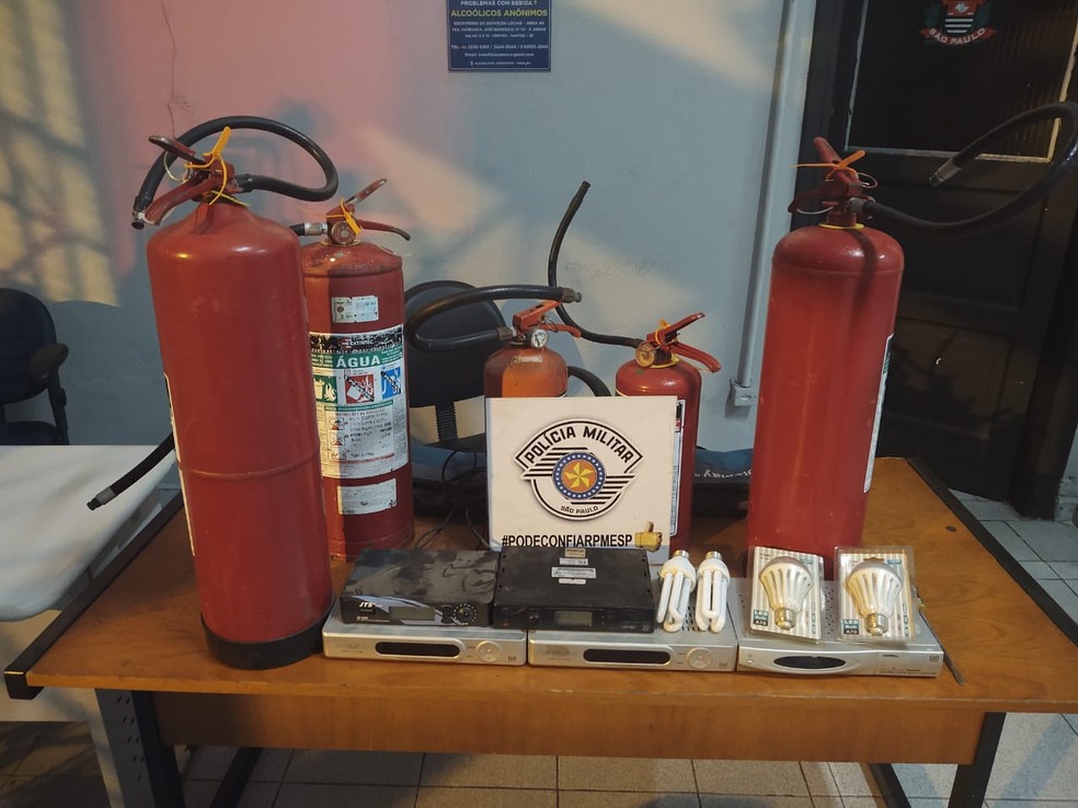 Extintores de inc&ecirc;ndio e aparelhos digitais foram apreendidos do lado de fora da igreja &mdash; Foto: Divulga&ccedil;&atilde;o/Pol&iacute;cia Militar