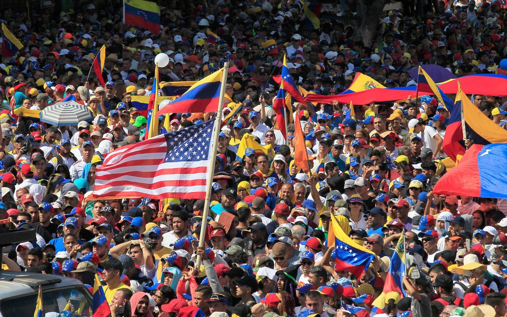Milhares de manifestantes opositores ao governo Maduro se concentraram numa das principais avenidas de Maracaibo — Foto: Reuters/Isaac Urrutia