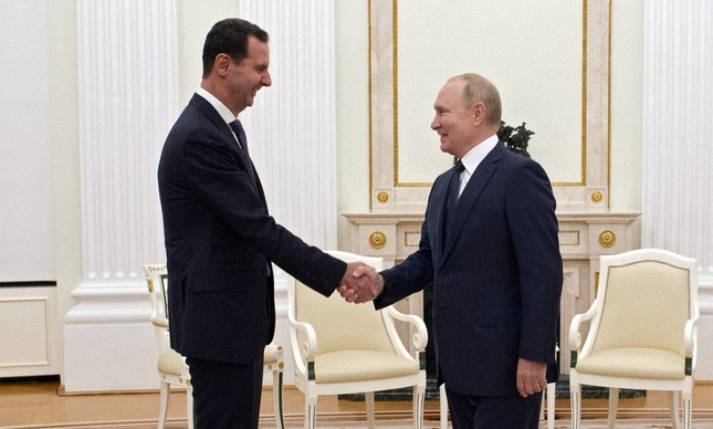 O presidente russo Vladimir Putin aperta a mão do presidente sírio Bashar al Assad durante uma reunião no Kremlin em Moscou, Rússia