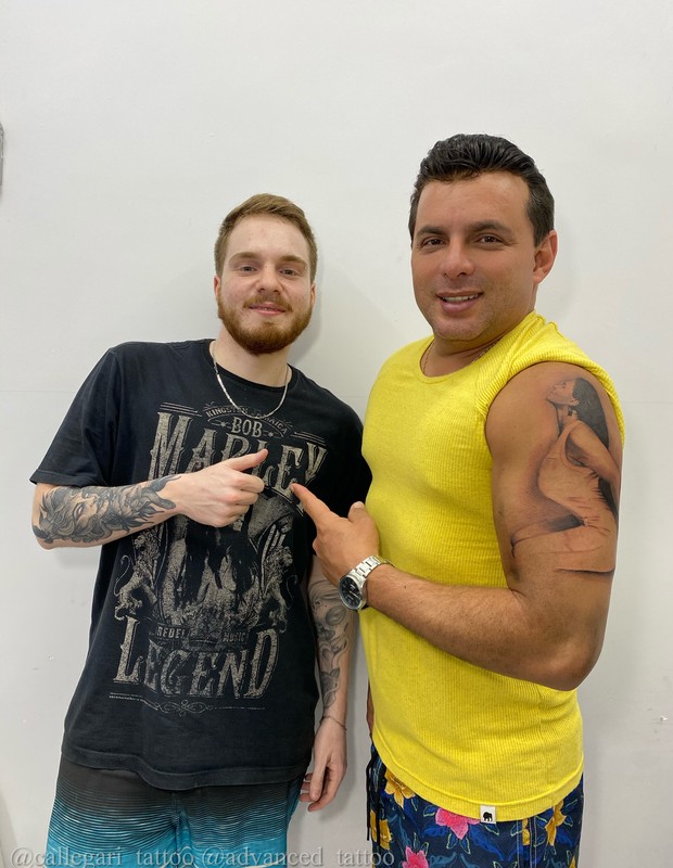 O tatuador Vinícius Callegari e Esdras  (Foto: Quem/ Ed. Globo)