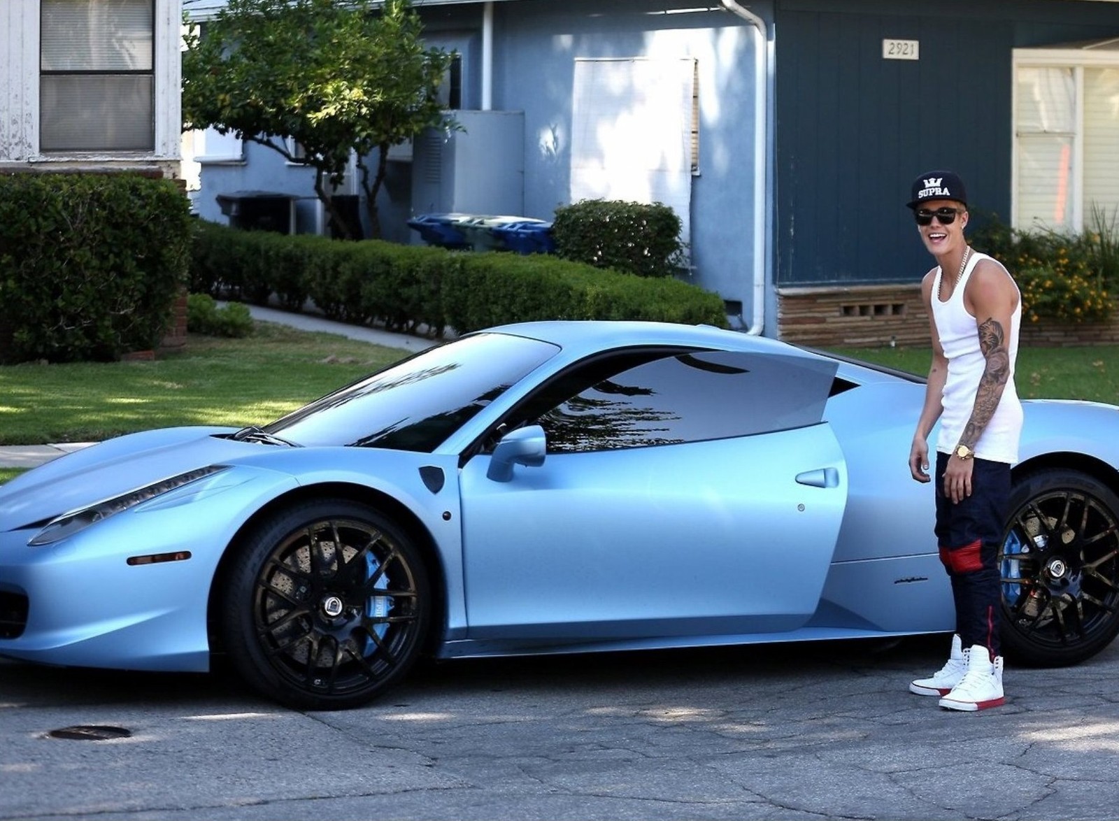 Justin Bieber posa ao lado do Italia 458, carro da Ferrari que ele pintou de azule depois leiloou — Foto: Reprodução/Redes sociais
