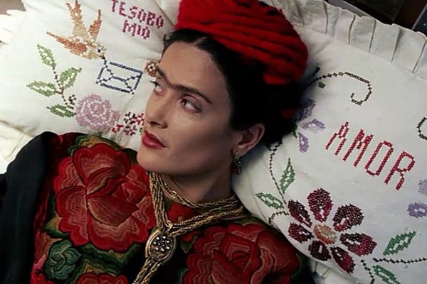 Salma Hayek interpretou deu vida à pintora mexicana Frida Kahlo no filme de 2002, mostrando sua problemática vida pessoal, junto de suas criações (Foto: Divulgação)