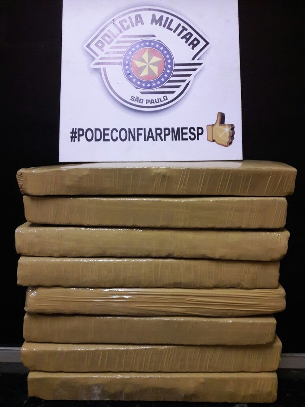 Droga estava na bagagem do passageiro que foi preso em Presidente Epitácio (Foto: Polícia Militar/Cedida)