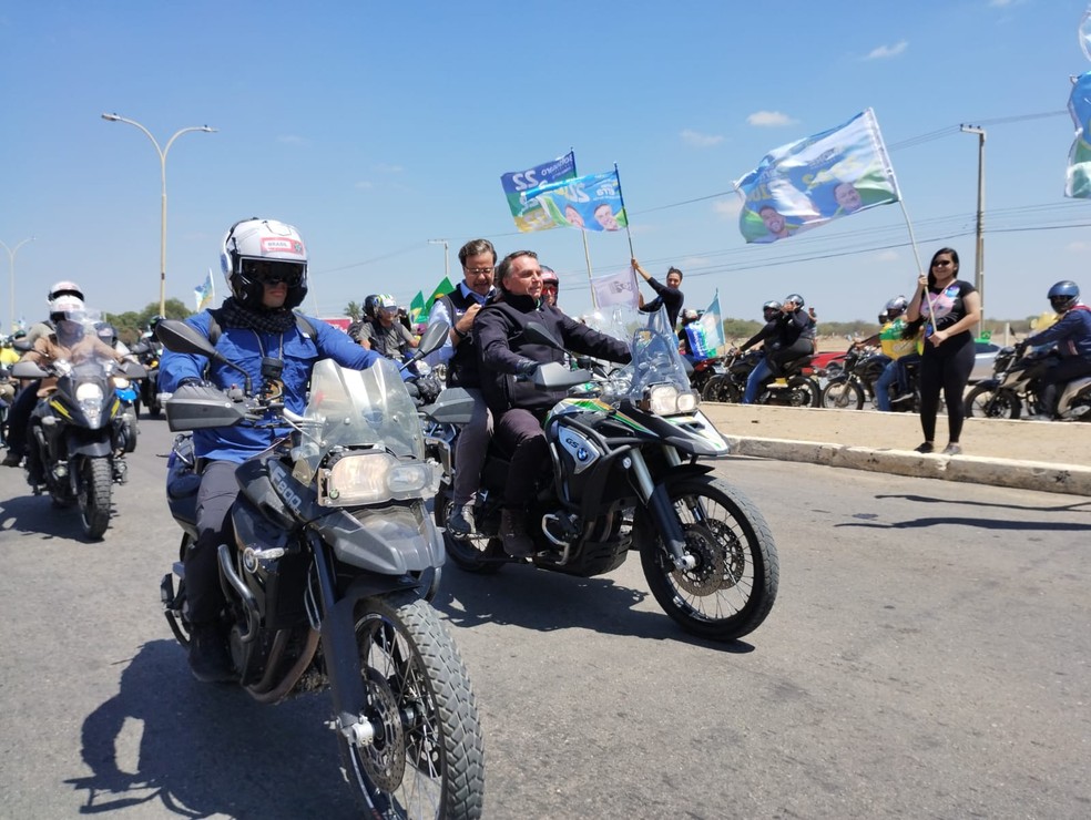 Bolsonaro participou de passeio de moto sem capacete, o que fere o Código de Trânsito Brasileiro — Foto: Emerson Rocha/g1