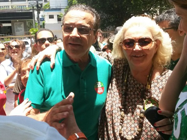 Candidato ao governo do RN, Henrique Eduardo Alves (PMDB) chega para votar na Fundação José Augusto, em Natal (Foto: Marksuel Figueiredo/Inter TV Cabugi)