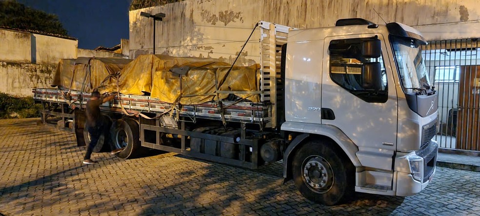 Homem &eacute; preso em flagrante com carga com 18 mil litros de leite roubado no interior da Bahia  &mdash; Foto: Divulga&ccedil;&atilde;o/Pol&iacute;cia Civil