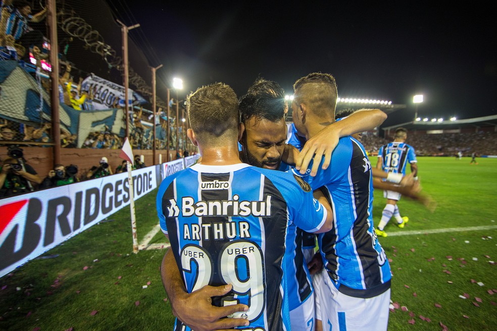 Artur comemora com Fernandinho primeiro gol do Grêmio contra o Lanús (Foto: Lucas Uebel / Grêmio, DVG)