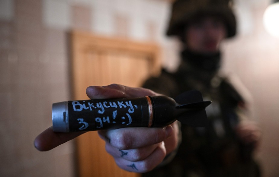 Soldado ucraniano mostra bomba pronta para ser montada em drone em Bakhmut, região de Donetsk