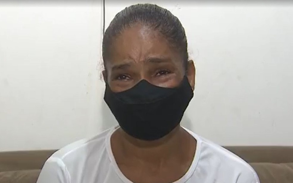 Mãe de empresário morto por digital influencer fala sobre tristeza após soltura do homem. — Foto: Reprodução / TV Bahia 