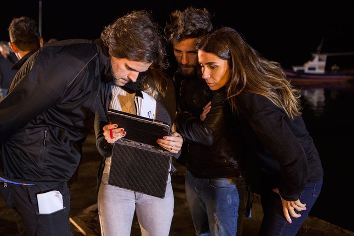 O diretor Leonardo Nogueira orienta Giovanna Antonelli e Bruno Gagliasso durante as gravações das cenas da emplosão, em Búzios (Foto: Felipe Monteiro / Gshow)
