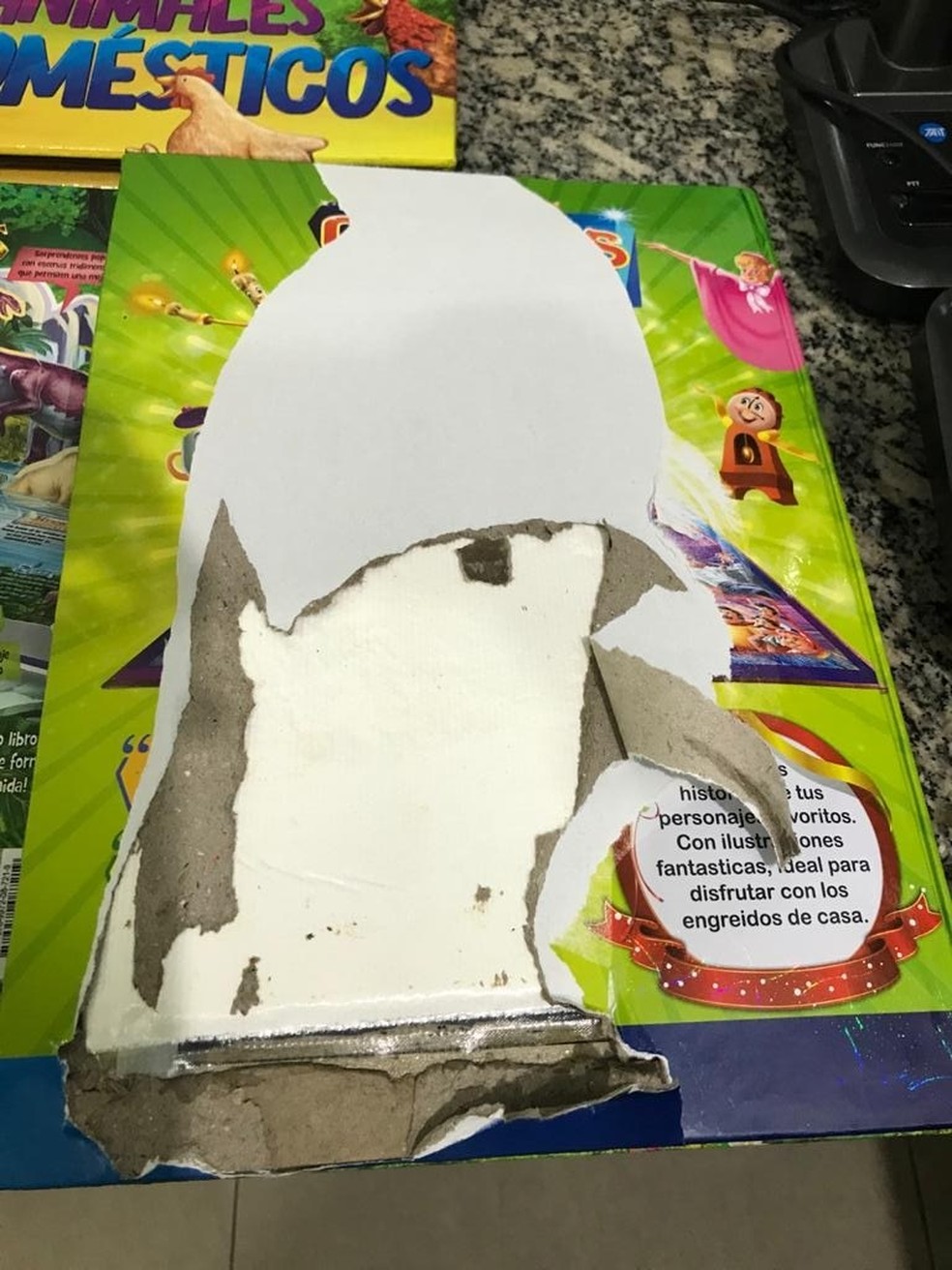 Polícia Rodoviária localizou porções de maconha e cocaína escondidas dentro de livros infantis — Foto: Polícia Rodoviária