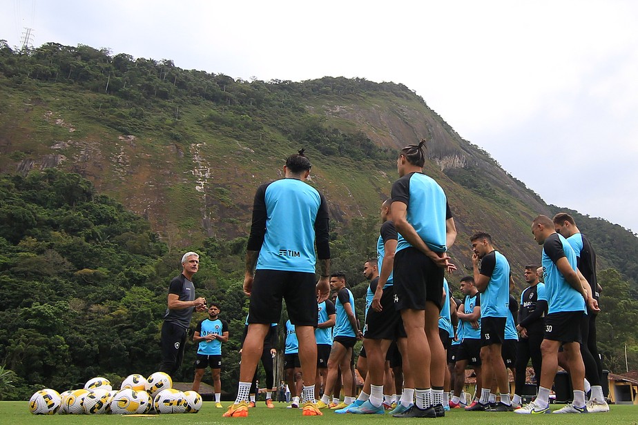 Castro orienta elenco do Botafogo em treino. Crise envolve resultados e elenco