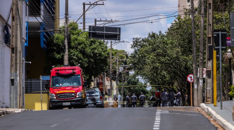 Gate retira explosivos de agência bancária em Araraquara — Foto:  Amanda Rocha / A Cidade ON/Araraquara