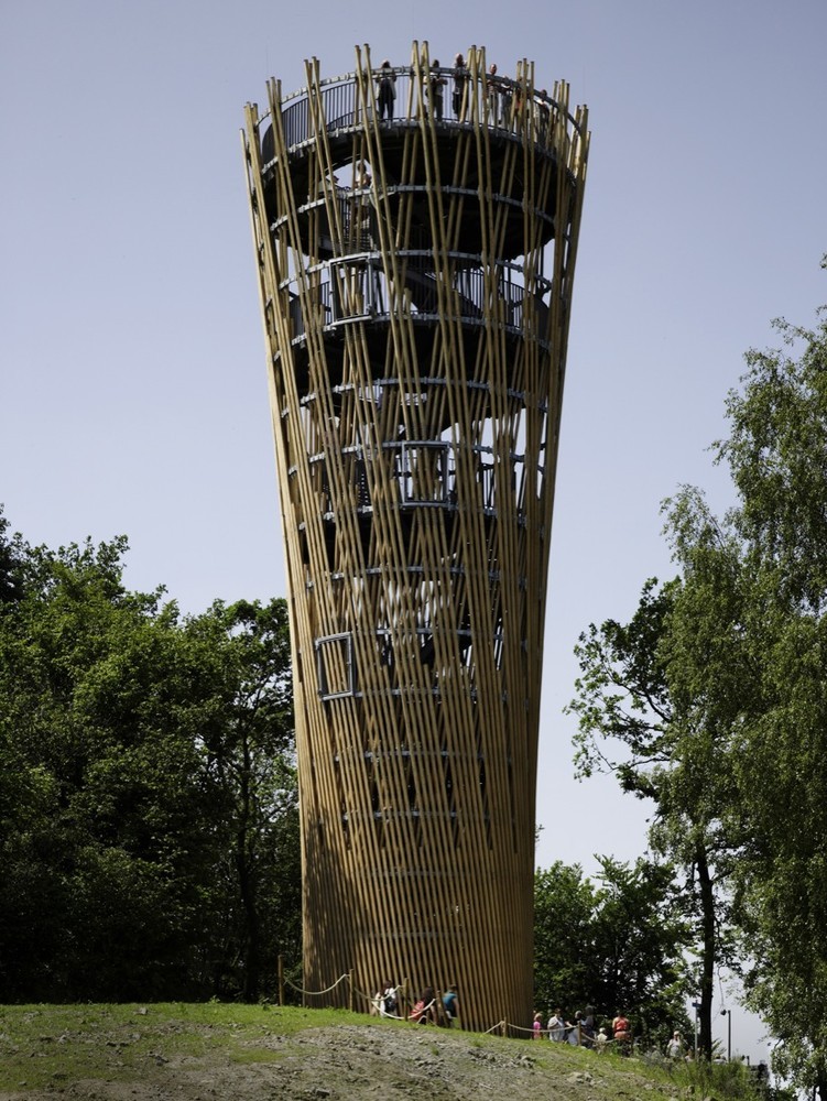 No interior, uma escada em espiral leva até o deck de observação. (Foto: Christian Richters / Divulgação)