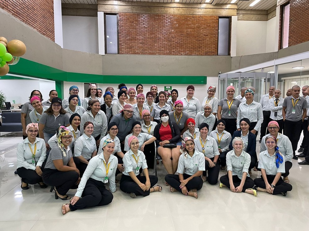 Lenços e turbantes usados pelas colegas de trabalho foram entregues de presente à Rosana  — Foto: arquivo pessoal